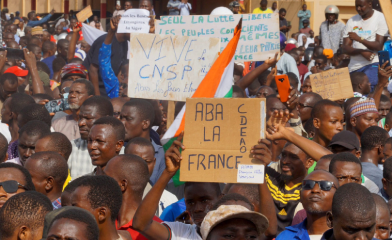 Niger people protesting